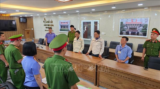 Lực lượng Công an đọc quyết định khởi tố vụ án, khởi tố bị can. Ảnh: TTXVN phát