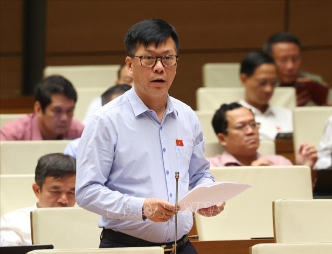 Đại biểu Quốc hội tỉnh Thái Nguyên Lý Văn Huấn phát biểu. Ảnh: Văn Điệp - TTXVN