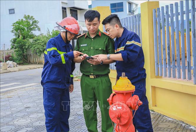 Thượng úy Nguyễn Doãn Đạt (giữa) kiểm tra các trụ nước theo định vị GPS trên ứng dụng bản đồ nguồn nước. Ảnh: Xuân Tư - TTXVN