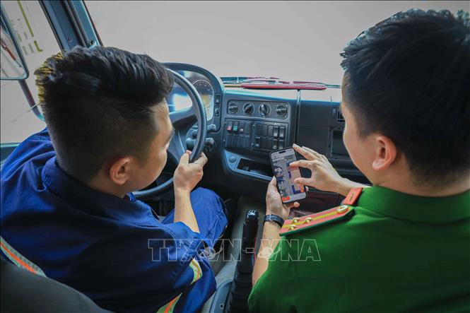 Bằng bản đồ nguồn nước, lực lượng Cảnh sát PCCC và CNCH thuận tiện hơn trong việc tiếp nước phục vụ công tác chữa cháy. Ảnh: Xuân Tư - TTXVN
