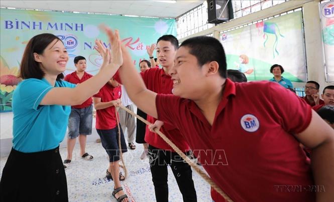 Niềm vui của cô và trò Trường Tiểu học Bình Minh (Hoàn Kiếm, Hà Nội) khi cùng tham gia trò chơi dân gian, giúp học sinh tăng tính tự tin, tinh thần đoàn kết và nâng cao thể chất. Ảnh: Thanh Tùng - TTXVN