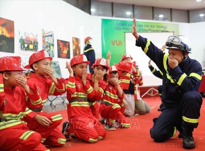 Thiếu nhi thủ đô trải nghiệm làm lính cứu hỏa, thực hiện kỹ năng di chuyển thoát ra khỏi đám khói tại 