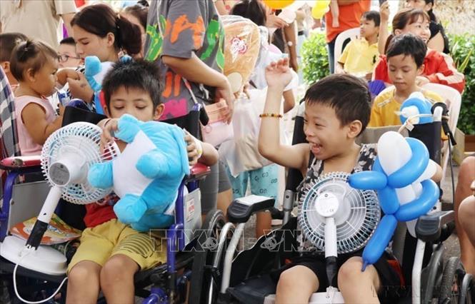 Niềm vui của các bệnh nhi tại “Ngày hội tuổi thơ” do Bệnh viện Nhi đồng 2 Thành phố Hồ Chí Minh tổ chức, nhân Ngày Quốc tế thiếu nhi (1/6). Ảnh: Đinh Hằng - TTXVN
