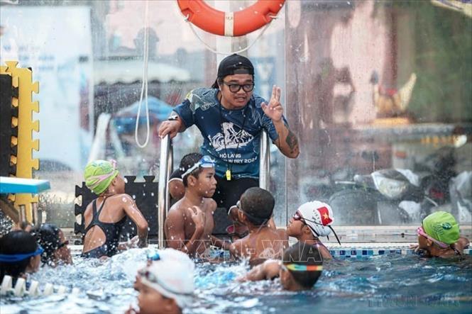 Dạy bơi miễn phí cho các em nhỏ trong Cơ sở Bảo trợ trẻ em Thiên Thần (TP. Hồ Chí Minh). Ảnh: TTXVN phát