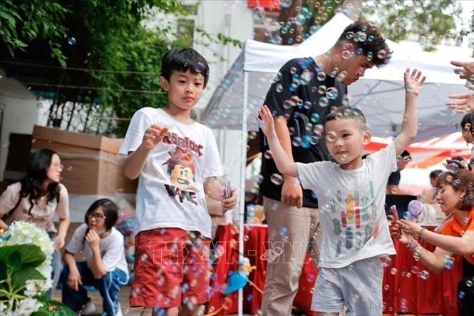 Trẻ em vui chơi tại chương trình “Ngày hội của bé” do Bệnh viện Nhi Trung ương tổ chức, nhân Ngày 1/6. Ảnh: Minh Quyết – TTXVN