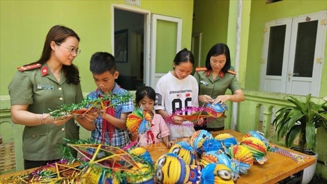 Ban Phụ nữ Công an tỉnh Vĩnh Phúc thăm hỏi, tặng quà cho trẻ mồ côi, có hoàn cảnh đặc biệt hiện đang được nuôi dưỡng tại Trung tâm Hy Vọng, thị trấn Lập Thạch, nhân dịp Tết Trung thu (2024). Ảnh: Nguyễn Thảo - TTXVN