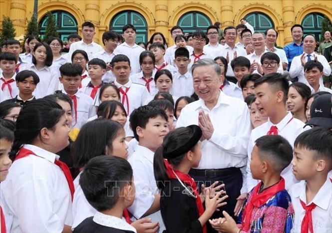 Chủ tịch nước Tô Lâm gặp mặt thân mật các thanh thiếu niên, nhi đồng tiêu biểu là con liệt sĩ Công an, con đỡ đầu, con nuôi Công an và con cán bô, chiến sĩ đạt giải quốc gia, quốc tế năm học 2023 - 2024 (Hà Nội, 28/5/2024). Ảnh: Nhan Sáng-TTXVN