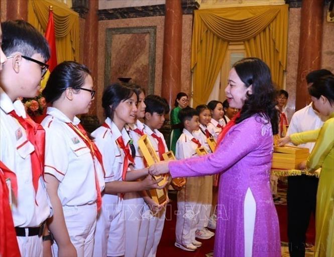 Phó Chủ tịch nước Võ Thị Ánh Xuân gặp mặt Đoàn đại biểu thiếu nhi Thành phố Hồ Chí Minh (Hà Nội, 12/6/2024). Ảnh: Văn Điệp - TTXVN