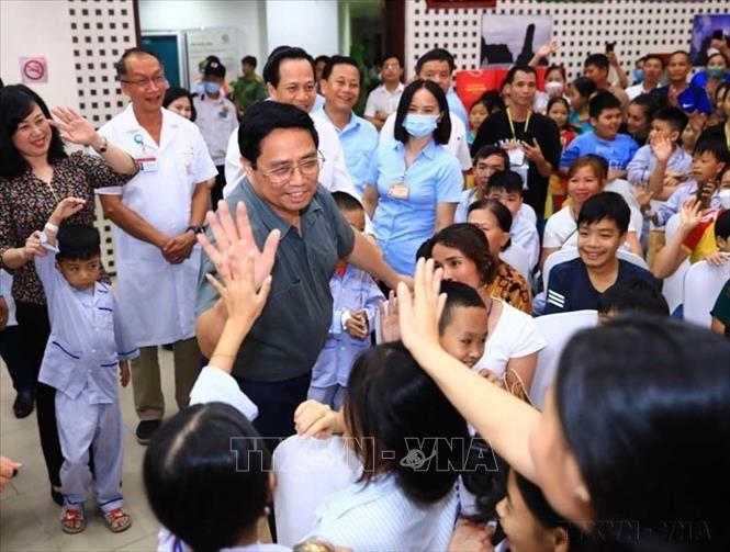 Thủ tướng Phạm Minh Chính thăm hỏi, động viên các bệnh nhi đang điều trị tại Viện Huyết học và Truyền máu Trung ương trong chương trình “Vui Tết Trung thu” (Hà Nội, 28/9/2023). Ảnh: Hoàng Hiếu - TTXVN