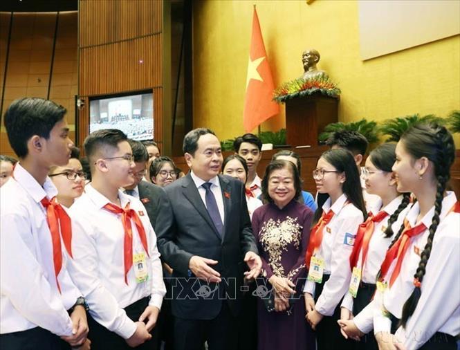 Chủ tịch Quốc hội Trần Thanh Mẫn nói chuyện với đại biểu trẻ em dự Phiên họp giả định 