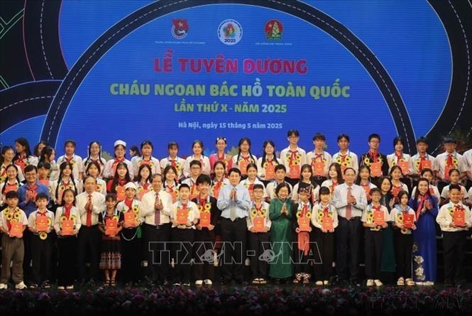 Chủ tịch nước Lương Cường với các đại biểu cháu ngoan Bác Hồ tại Lễ tuyên dương Cháu ngoan Bác Hồ toàn quốc lần thứ X, năm 2025. Ảnh: Lâm Khánh – TTXVN