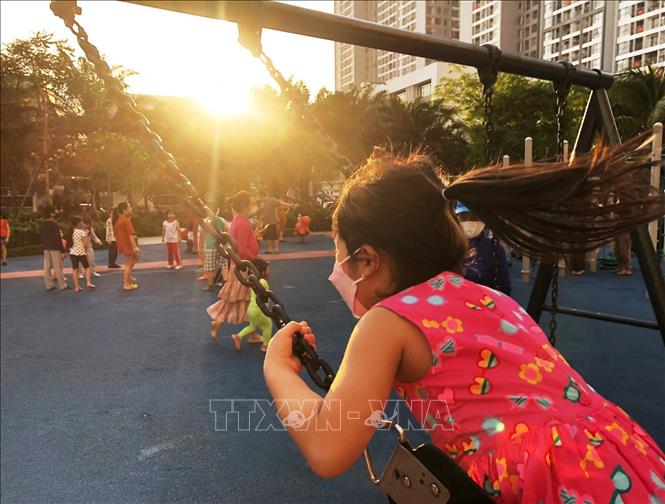 Trẻ em vui chơi trong Khu đô thị Times City, Hà Nội. Ảnh: Lâm Khánh - TTXVN