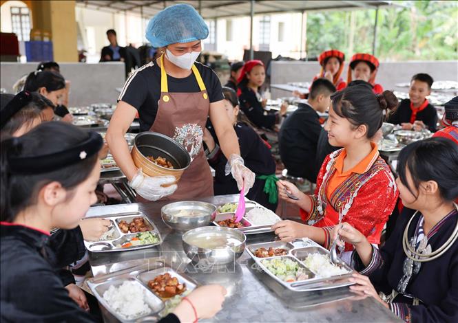 Mỗi bữa ăn ngon, đảm bảo VSATTP cho học sinh vùng dân tộc thiểu số tỉnh Tuyên Quang là công sức, tình yêu thương của thầy cô trong nuôi dạy và chăm sóc các em. Ảnh: Thanh Tùng - TTXVN