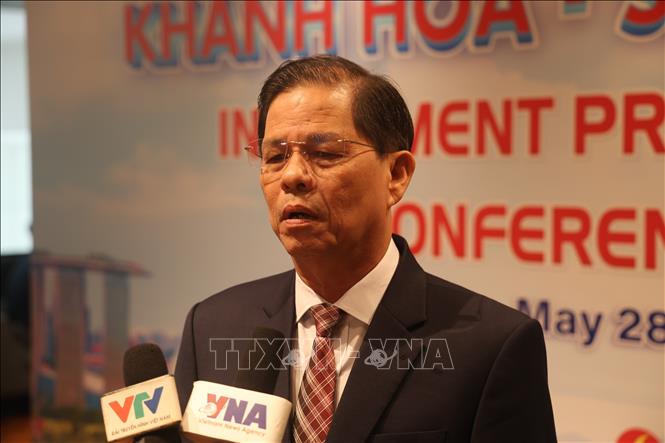 Ông Nguyễn Tấn Tuân, Chủ tịch UBND tỉnh Khánh Hòa trả lời phỏng vấn. Ảnh: Tất Đạt - PV TTXVN tại Singapore