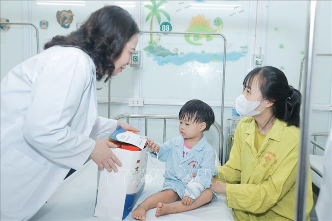 Phó Chủ tịch nước Võ Thị Ánh Xuân thăm, tặng quà cho bệnh nhi đang điều trị tại Khoa Nhi (Bệnh viện Phổi Trung ương) nhân dịp Ngày Quốc tế thiếu nhi 1/6. Ảnh: Minh Quyết - TTXVN