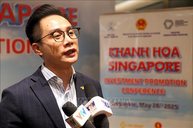 Ông Nguyễn Trần Hùng, Giám đốc FPT tại Singapore trả lời phỏng vấn. Ảnh: Tất Đạt - PV TTXVN tại Singapore