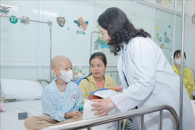Phó Chủ tịch nước Võ Thị Ánh Xuân thăm, tặng quà cho bệnh nhi đang điều trị tại Khoa Nhi (Bệnh viện Phổi Trung ương) nhân dịp Ngày Quốc tế thiếu nhi 1/6. Ảnh: Minh Quyết - TTXVN