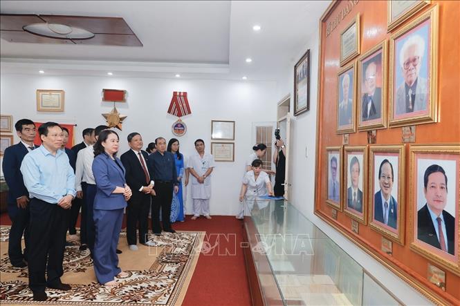 Phó Chủ tịch nước Võ Thị Ánh Xuân và đoàn công tác thăm nhà truyền thống Bệnh viện Phổi Trung ương. Ảnh: Minh Quyết - TTXVN