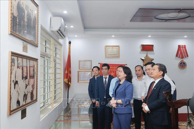 Phó Chủ tịch nước Võ Thị Ánh Xuân và đoàn công tác thăm nhà truyền thống Bệnh viện Phổi Trung ương. Ảnh: Minh Quyết - TTXVN