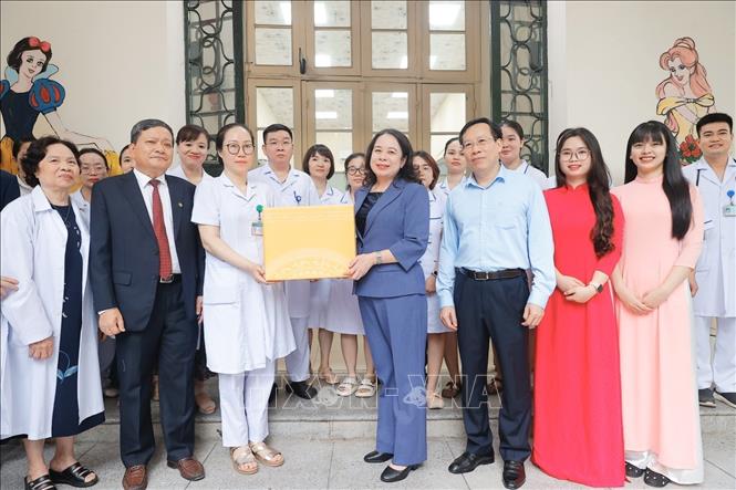 Phó Chủ tịch nước Võ Thị Ánh Xuân tặng quà cán bộ, y bác sĩ Khoa Nhi (Bệnh viện Phổi Trung ương). Ảnh: Minh Quyết - TTXVN