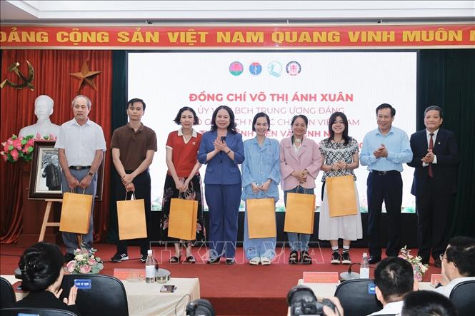 Phó Chủ tịch nước Võ Thị Ánh Xuân tặng quà cho các bệnh nhân ghép phổi thành công tại bệnh viện. Ảnh: Minh Quyết - TTXVN