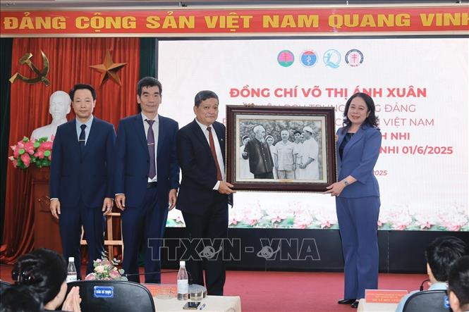 Phó Chủ tịch nước Võ Thị Ánh Xuân tặng ảnh cho Bệnh viện Phổi Trung ương. Ảnh: Minh Quyết - TTXVN