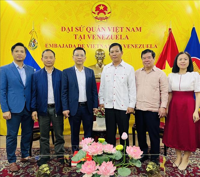 Đoàn đại biểu VUFO chụp ảnh lưu niệm với đại diện Đại sứ quán Việt Nam tại Venezuela. Ảnh:TTXVN phát