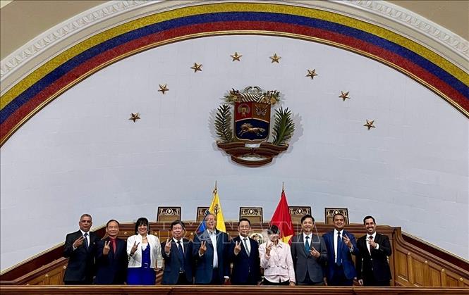 Đoàn đại biểu VUFO chụp ảnh lưu niệm với Nhóm Nghị sỹ hữu nghị Venezuela - Việt Nam. Ảnh: Ảnh:TTXVN phát