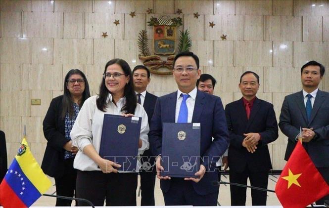 Lễ ký Bản ghi nhớ hợp tác giữa VUFO và Viện Simón Bolívar vì Hòa bình và Đoàn kết giữa các dân tộc (ISB). Ảnh:TTXVN phát