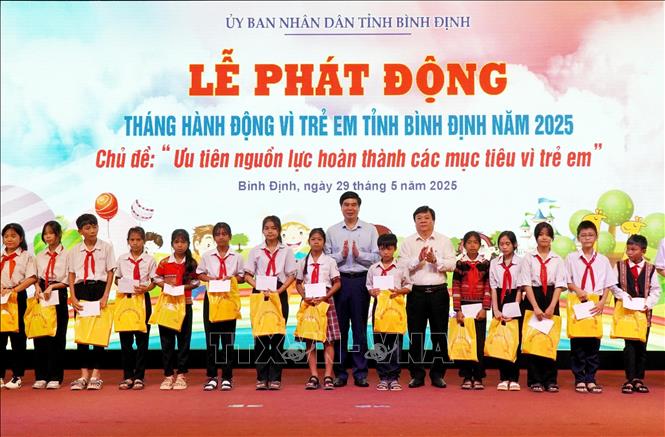 Trao tặng quà cho trẻ em có hoàn cảnh đặc biệt khó khăn trên địa bàn tỉnh Bình Định. Ảnh: Lê Phước Ngọc - TTXVN