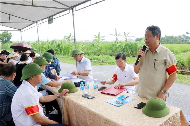 Ông Nguyễn Văn Huỳnh, Phó Chủ tịch UBND thành phố Chí Linh, Trưởng ban cưỡng chế thu hồi đất phát biểu tổng kết sau khi thực hiện cưỡng chế thành công. Ảnh: Mạnh Tú - TTXVN