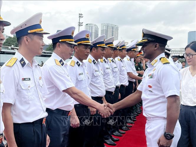 Đại diện Bộ tư lệnh Hải quân Việt Nam tại phía Nam, Sở Ngoại vụ Thành phố Hồ Chí Minh, Cục Đối ngoại - Bộ Quốc phòng chào mừng Đại tá Praveen Thomas, Chỉ huy trưởng tàu hải quân Ấn Độ Ins Darshak cùng thủy thủ đoàn trong chuyến thăm Thành phố Hồ Chí Minh. Ảnh: Thanh Vũ-TTXVN
