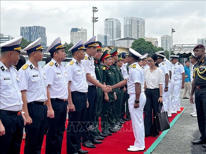 Đại diện Bộ tư lệnh Hải quân Việt Nam tại phía Nam, Sở Ngoại vụ Thành phố Hồ Chí Minh, Cục Đối ngoại - Bộ Quốc phòng chào mừng Đại tá Praveen Thomas, Chỉ huy trưởng tàu hải quân Ấn Độ Ins Darshak cùng thủy thủ đoàn trong chuyến thăm Thành phố Hồ Chí Minh. Ảnh: Thanh Vũ-TTXVN
