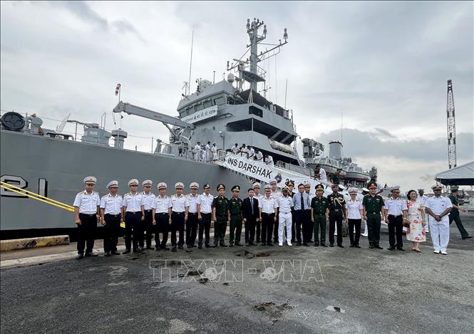 Đại diện Bộ tư lệnh Hải quân Việt Nam tại phía Nam, Sở Ngoại vụ Thành phố Hồ Chí Minh, Cục Đối ngoại - Bộ Quốc phòng cùng Đại tá Praveen Thomas, Chỉ huy trưởng tàu hải quân Ấn Độ Ins Darshak và thủy thủ đoàn chụp ảnh lưu niệm trong chuyến thăm Thành phố Hồ Chí Minh. Ảnh: Thanh Vũ-TTXVN
