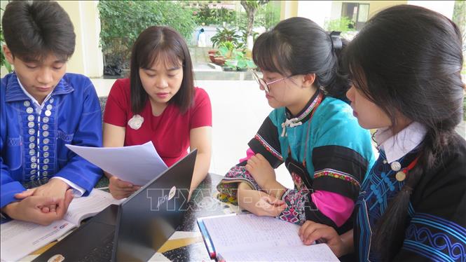 Cô và trò cùng thảo luận về kiến thức ôn luyện trước Kỳ thi. Ảnh: Hương Thu - TTXVN                              