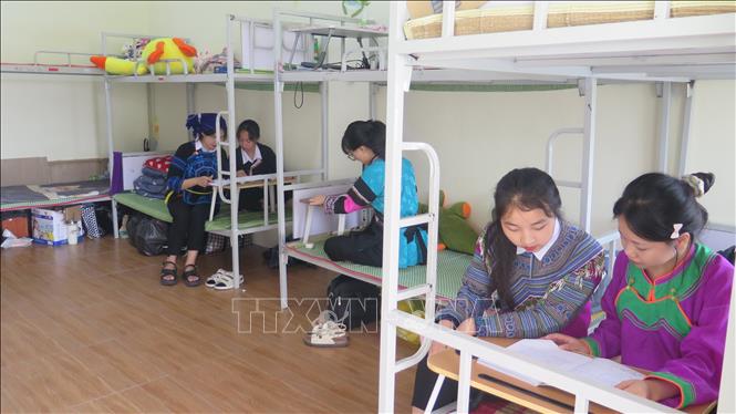 Học sinh Trường THPT Dân tộc nội trú tỉnh Lào Cai chia thành từng nhóm nhỏ để ôn luyện cho kỳ thi tốt nghiệp. Ảnh: Hương Thu - TTXVN                          