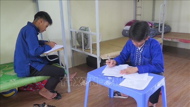Học sinh Trường THPT Dân tộc nội trú tỉnh Lào Cai miệt mài ôn luyện cho kỳ thi tốt nghiệp. Ảnh: Hương Thu - TTXVN                          