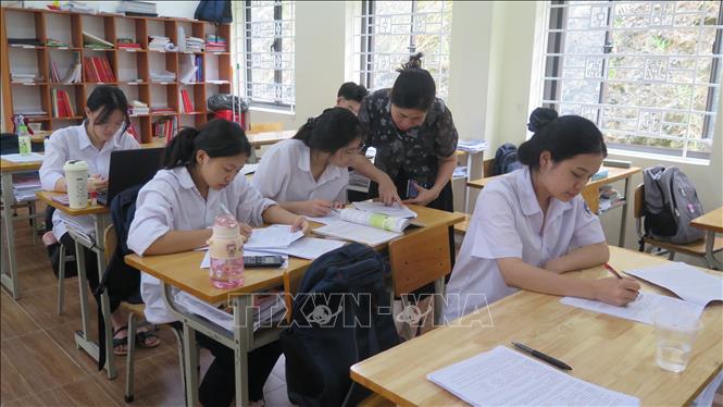 Giờ ôn thi trên lớp của học sinh Trường THPT Dân tộc nội trú tỉnh Lào Cai. Ảnh: Hương Thu - TTXVN                                          