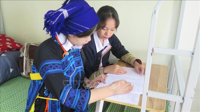 Học sinh Trường THPT Dân tộc nội trú tỉnh Lào Cai miệt mài ôn luyện cho kỳ thi tốt nghiệp. Ảnh: Hương Thu - TTXVN                          