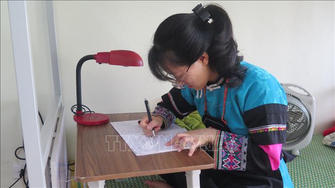 Học sinh Trường THPT Dân tộc nội trú tỉnh Lào Cai miệt mài ôn luyện cho kỳ thi tốt nghiệp. Ảnh: Hương Thu - TTXVN                          