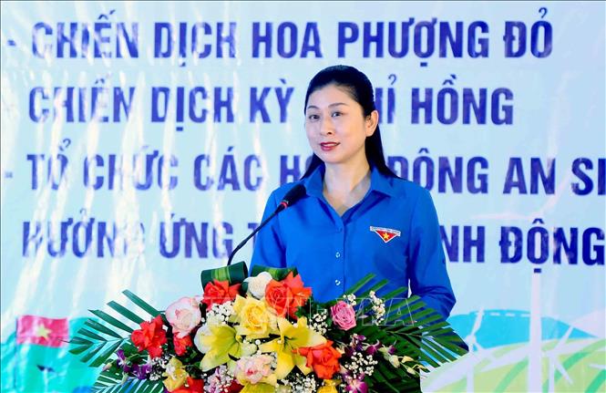 Bí thư Tỉnh đoàn Sơn La Cầm Thị Huyền Trang phát động Ra quân Chiến dịch Thanh niên tình nguyện Hè và hưởng ứng Tháng hành động vì trẻ em năm 2025. Ảnh: Quang Quyết - TTXVN