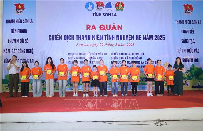 Trao tặng học bổng cho các học sinh tại Trung tâm Bảo trợ xã hội tỉnh Sơn La. Ảnh: Quang Quyết - TTXVN