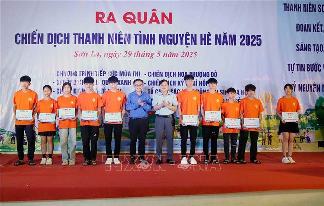 Trao biểu trưng 