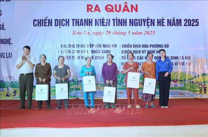 Trao tặng các phần quà an sinh cho người già neo đơn tại Trung tâm Bảo trợ xã hội tỉnh Sơn La. Ảnh: Quang Quyết - TTXVN