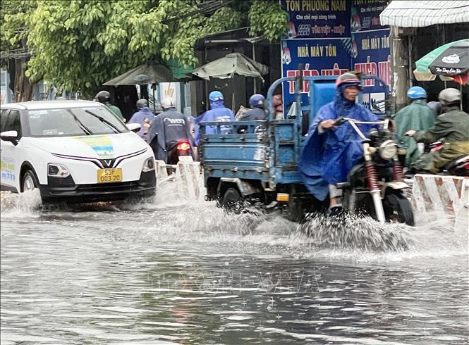 Đoạn đường từ ngã Năm Phủ Hà lên phường Phước Mỹ (thành phố Phan Rang - Tháp Chàm) liên tục ngập khi mưa. Ảnh: Công Thử - TTXVN