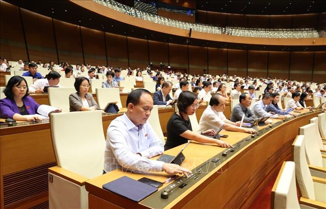 Quốc hội biểu quyết thông qua Nghị quyết của Quốc hội về thí điểm về một số cơ chế, chính sách đặc thù phát triển nhà ở xã hội. Ảnh: Văn Điệp - TTXVN
