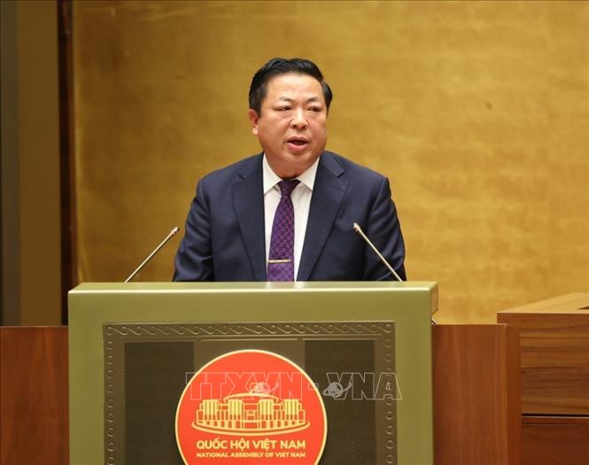 Bộ trưởng Bộ Xây dựng Trần Hồng Minh trình bày Báo cáo tiếp thu, giải trình và chỉnh lý dự thảo Nghị quyết của Quốc hội về thí điểm về một số cơ chế, chính sách đặc thù phát triển nhà ở xã hội. Ảnh: Văn Điệp - TTXVN