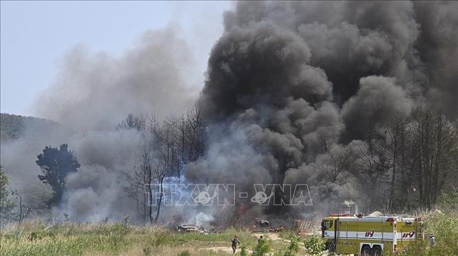 Khói bốc lên từ hiện trường vụ rơi máy bay Hải quân Hàn Quốc ở thành phố Pohang ngày 29/5/2025. Ảnh: Yonhap/TTXVN