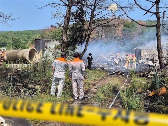 Hiện trường vụ rơi máy bay Hải quân Hàn Quốc ở thành phố Pohang ngày 29/5/2025. Ảnh: REUTERS/TTXVN
