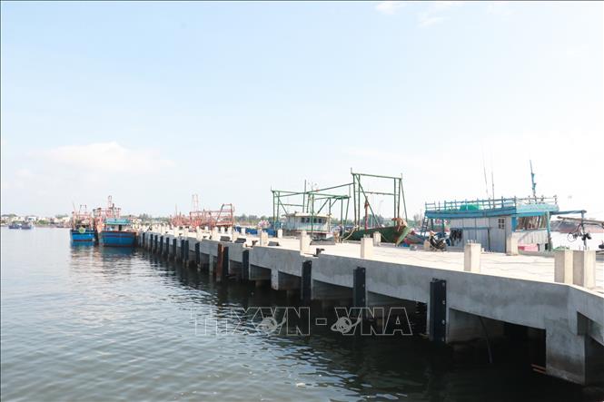 Bến cảng mới số 1 thuộc cảng cá Nam Cửa Việt, huyện Triệu Phong (Quảng Trị) sắp hoàn thành. Ảnh: Nguyên Lý - TTXVN